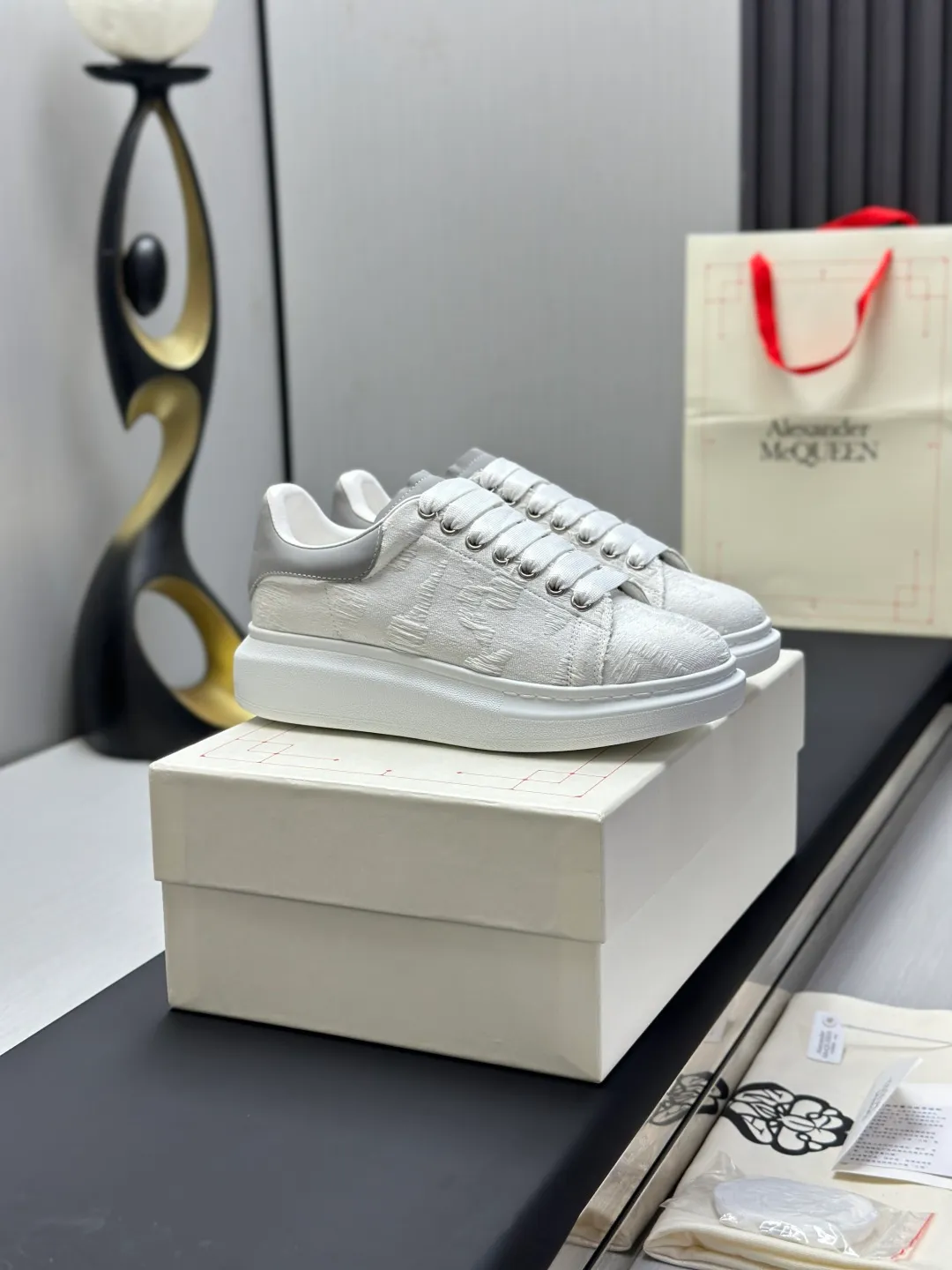 👟👟Ex-factory price 600👟👟 (🥇Top version produced in Dongguan🥇) A new upgrade of the classic McQueen white shoes. This upgrade of McQueen, which has been done for 4 consecutive years, will definitely bring you the most cost-effective ALEXANDER MCQUEEN classic in the market. If you are not confident about the quality of such a classic and world-destroying model, there is really no need to put it on the table🔙.  Purchased original version from HK counter, various demolitions.  All kinds of PKs are welcome💥.  (Anyone who has the original version at the stall is welcome🆚) The thick sole perfectly increases the elongated visual effect. The most perfect proportion of the shoe body is this last shape. The logo font on the rear tail is printed in small fonts. The logo on the foot is made of genuine leather with air-pressed colorless process. We will always update the color with the counter. 🔘Upper: genuine customized environmentally friendly full-grain cowhide 🔘Inner lining: imported mixed sheepskin (the genuine product is also sheepskin, not the cheap cowhide on the market) 🔘Sole: Exclusive molded TPU➕rubber injection molded layered outsole, (purple tail, pink tail, red tail, burgundy tail, rose gold tail sequin series, Velcro men's model needs to be customized, non-returnable) 🔘Code number 34-44 (women's size 34.40 is custom-made).